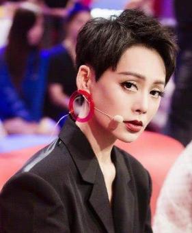 宁静演员与宝藏小店的邂逅,小巷深处的表演与美食之旅