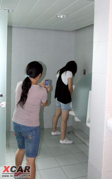 最新女性如厕瞬间的独特体验，小巷深处的私密瞬间