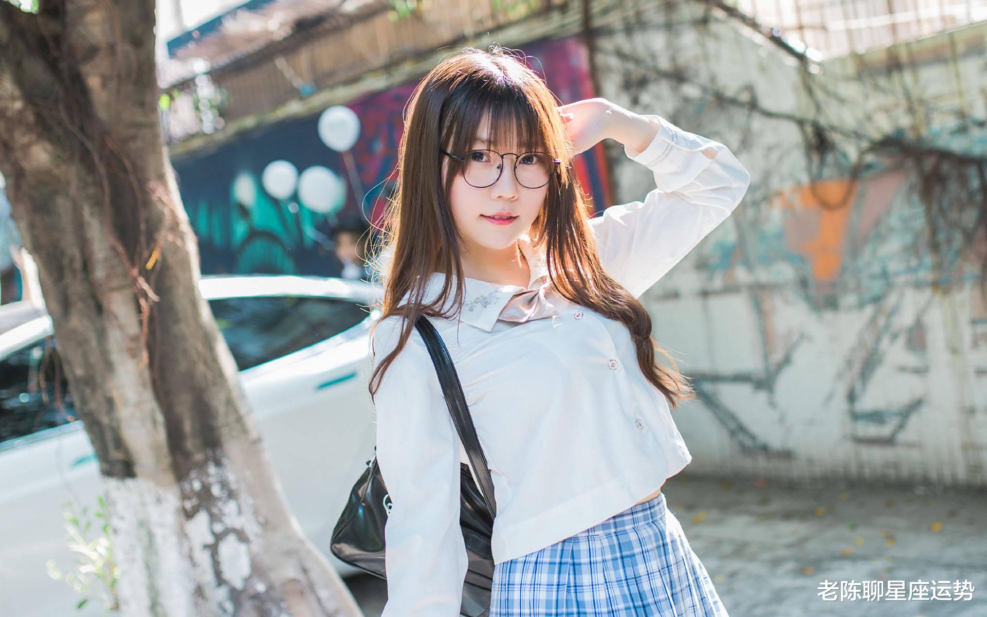 偶遇校园美女，甜蜜恋爱与自然美景的双重篇章