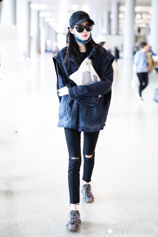 关晓彤机场新照,力量与自信的绽放之美