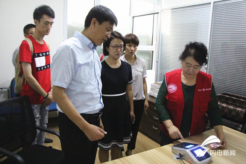 青岛积分落户最新动态,2025年政策更新与巷弄特色小店共融发展